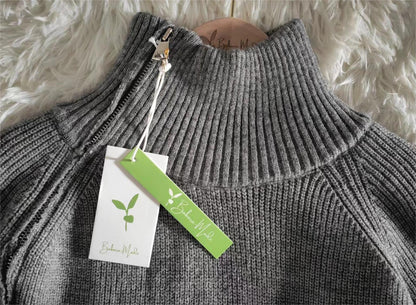 Lovja® - Grauer einfarbiger Pullover mit hohem Halsausschnitt