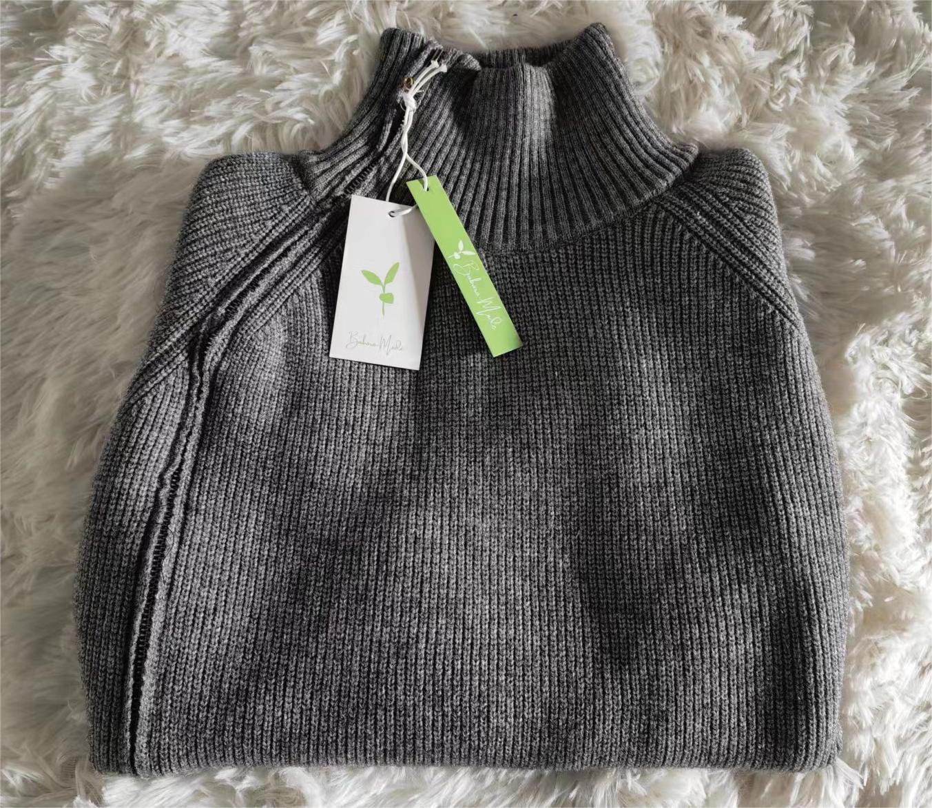 Lovja® - Grauer einfarbiger Pullover mit hohem Halsausschnitt