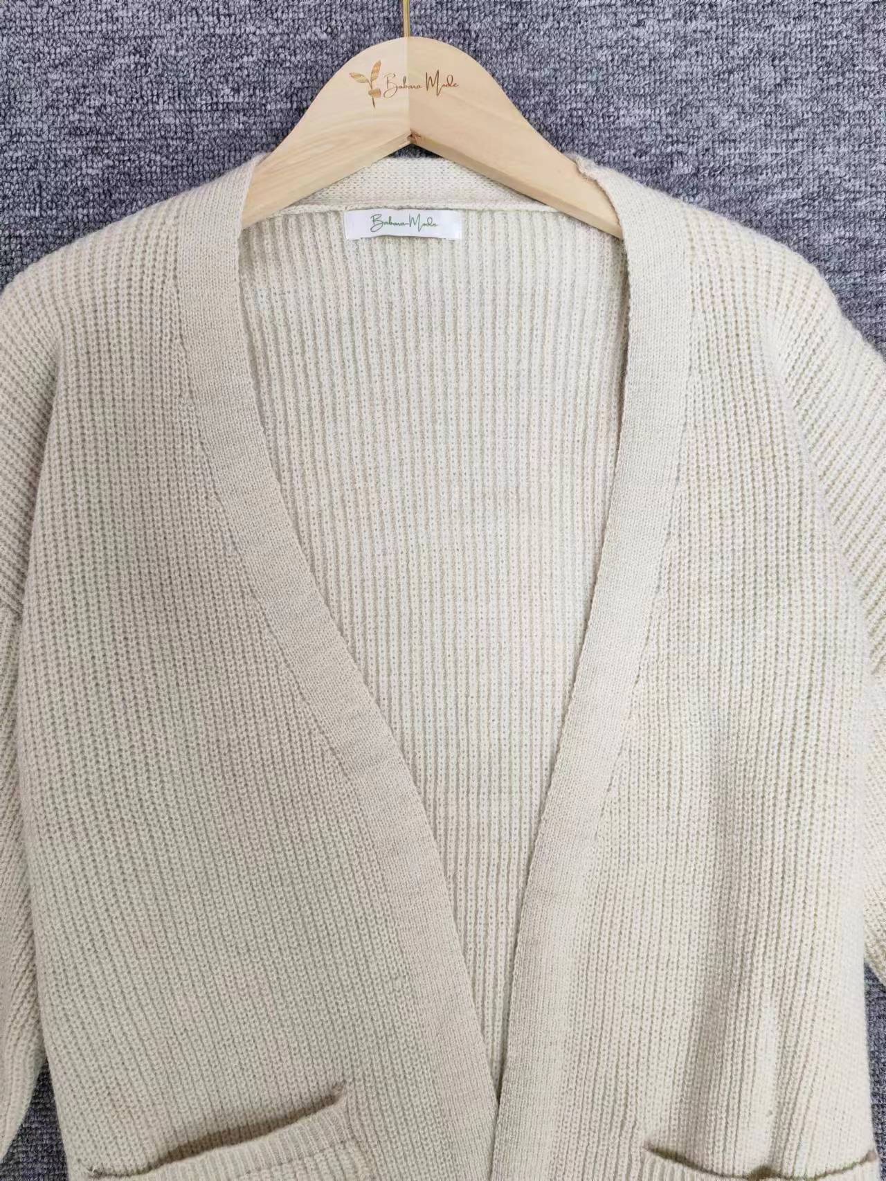 Monci® - Klassische beigefarbene langärmelige Taschenstrickjacke