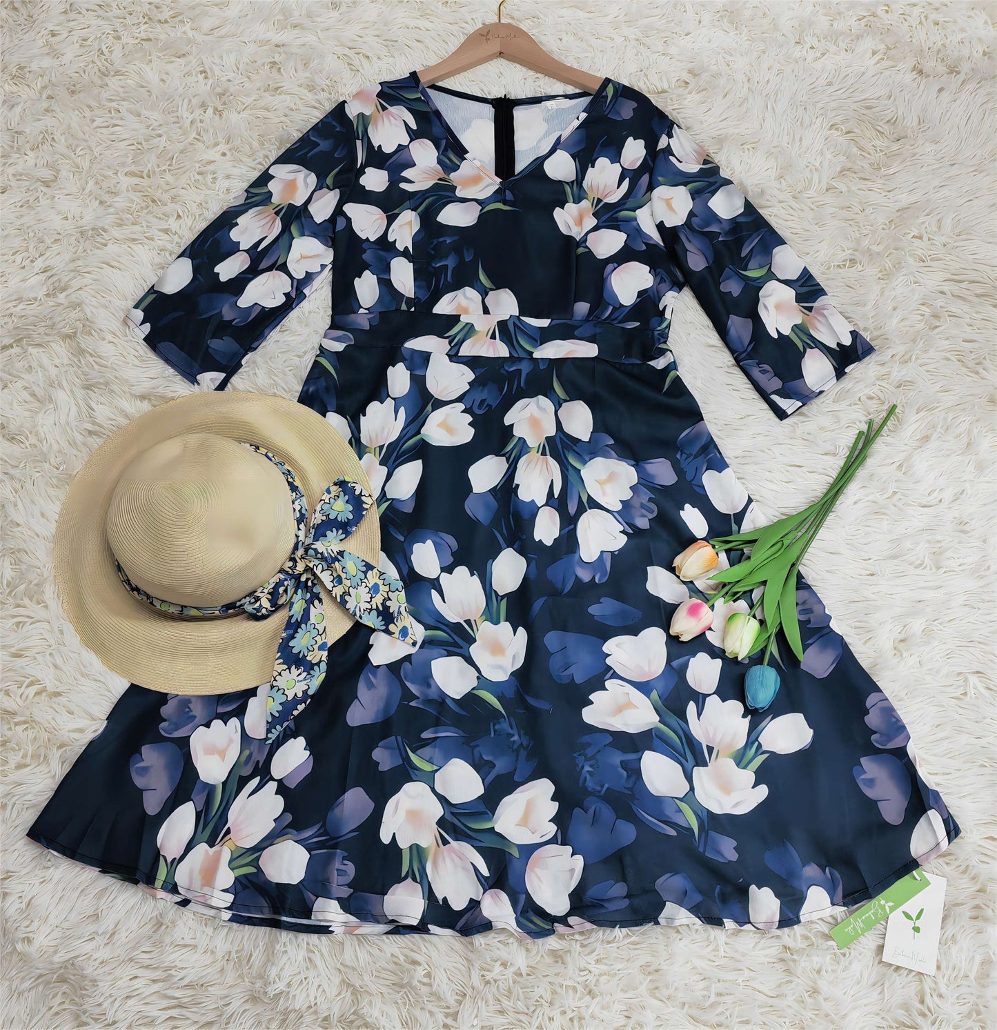 SpringStil® - Weißes Tulpenschichtenkleid mit kurzen blauen Ärmeln