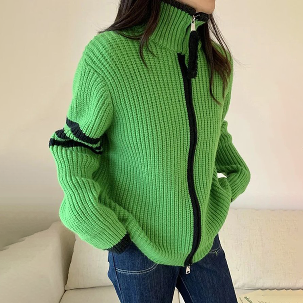 Andrea – Grüner Pullover mit Stehkragen