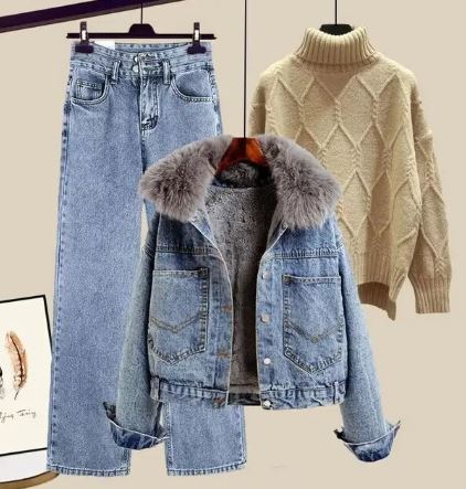 Darlyn -  Dreiteiliges Set aus Jeans, Jeansjacke und Strickpullover mit hohem Halsausschnitt