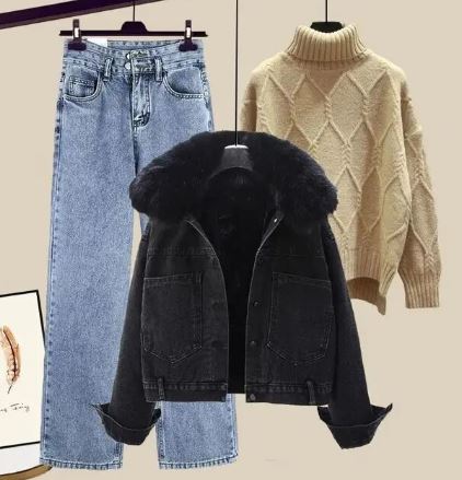Darlyn -  Dreiteiliges Set aus Jeans, Jeansjacke und Strickpullover mit hohem Halsausschnitt